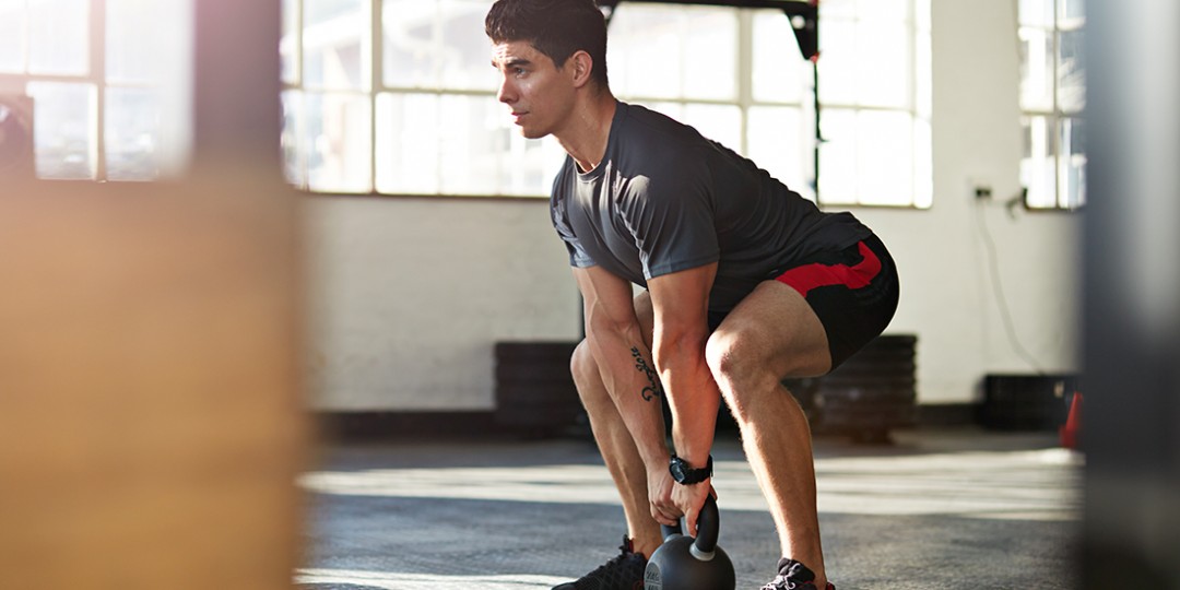 guy-using-kettlebell